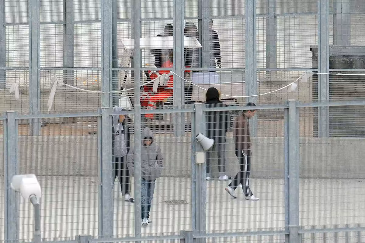 La Consulta: lo straniero criminale può stare nei Cpr pure se chiede asilo