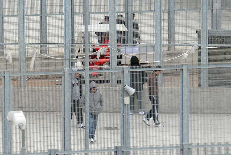 La Consulta: lo straniero criminale può stare nei Cpr pure se chiede asilo