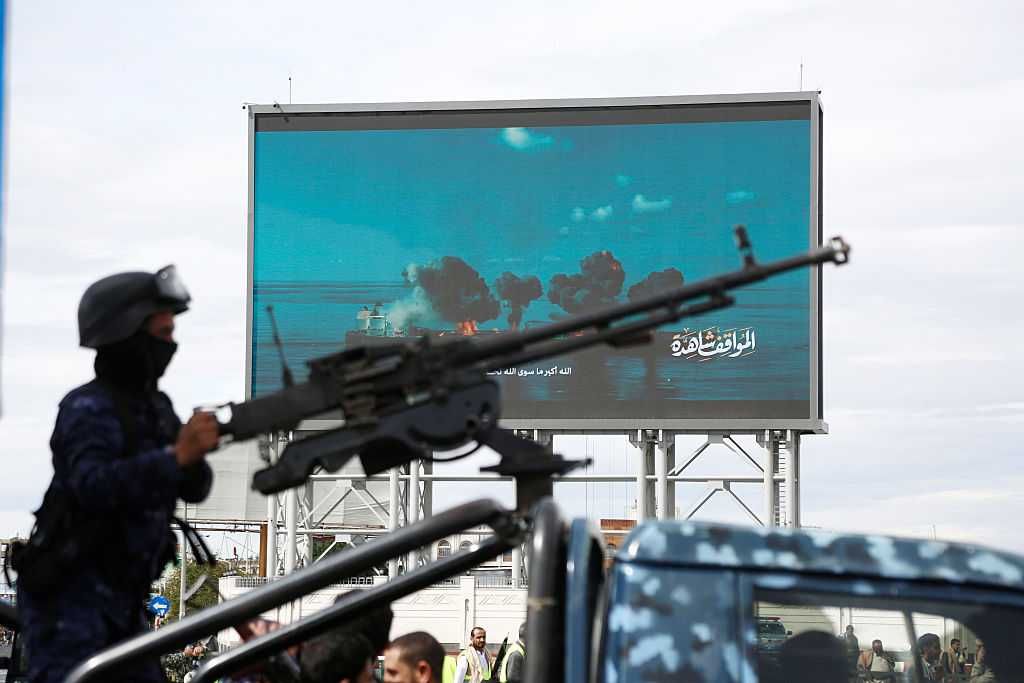 Gli Huthi lanciano un missile su Israele. Dopo Hormuz trema il Mar Rosso