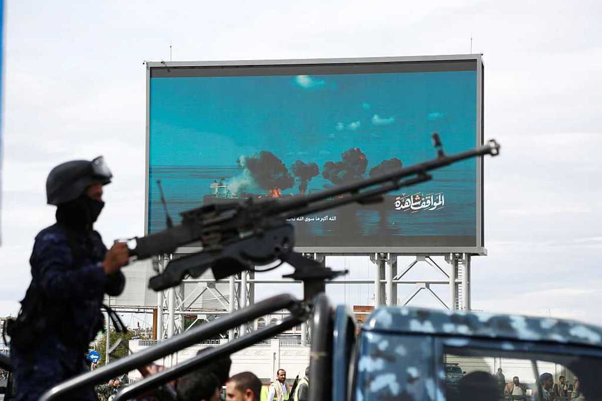 Gli Huthi lanciano un missile su Israele. Dopo Hormuz trema il Mar Rosso