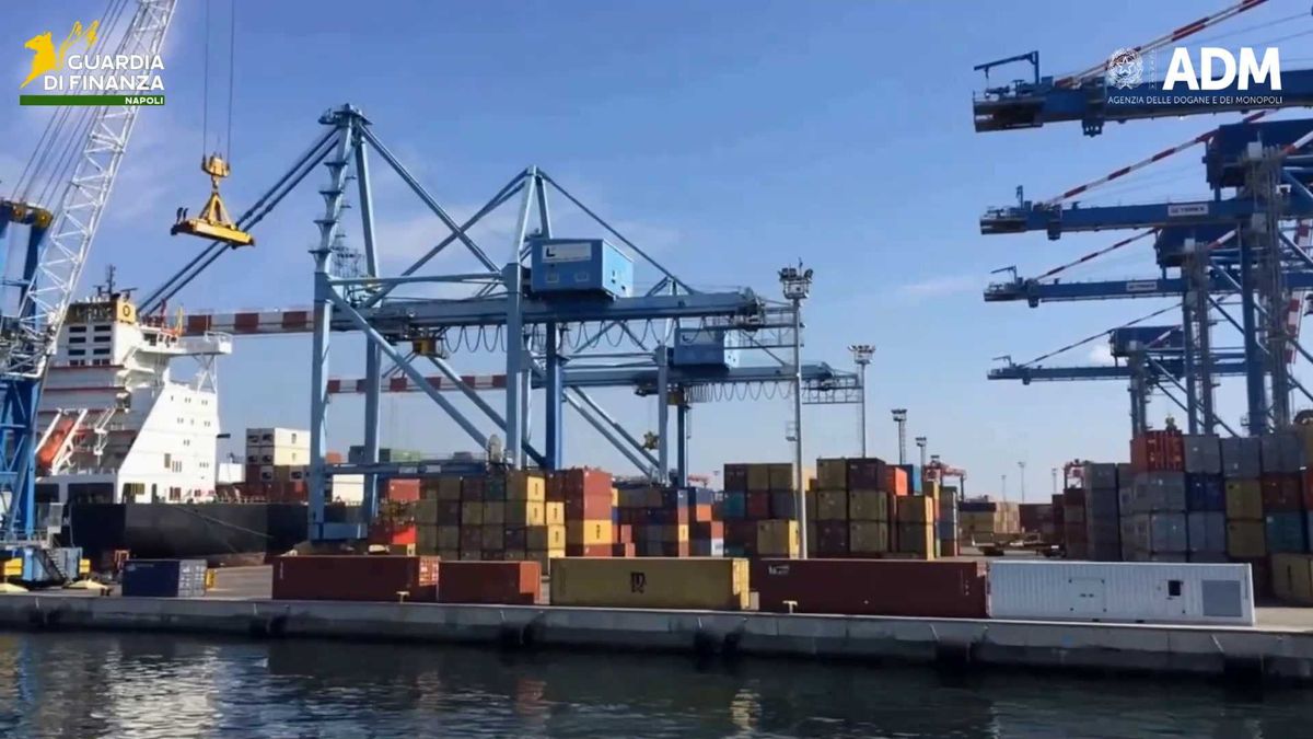 Napoli, maxi sequestro di rifiuti tessili illegali