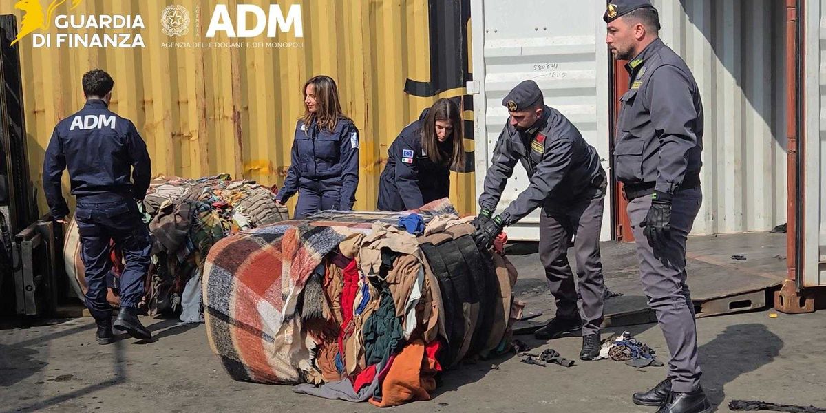 napoli maxi sequestro di rifiuti tessili illegali da Laverita.info napoli maxi sequestro di rifiuti tessili illegali