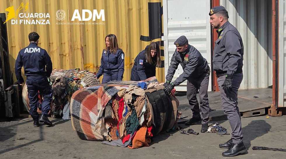 Napoli, maxi sequestro di rifiuti tessili illegali