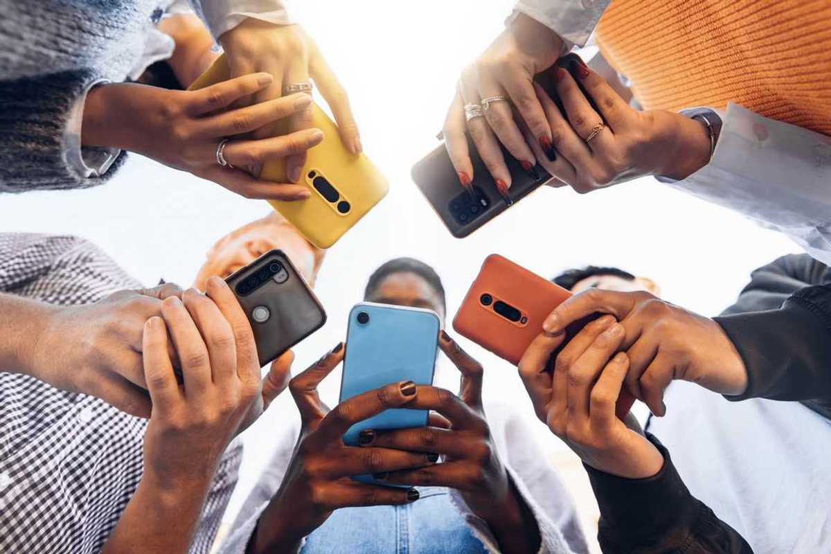 Paura di essere esclusi e ossessione delle notifiche. Siamo sempre più vittime dell’ansia da sconnessione