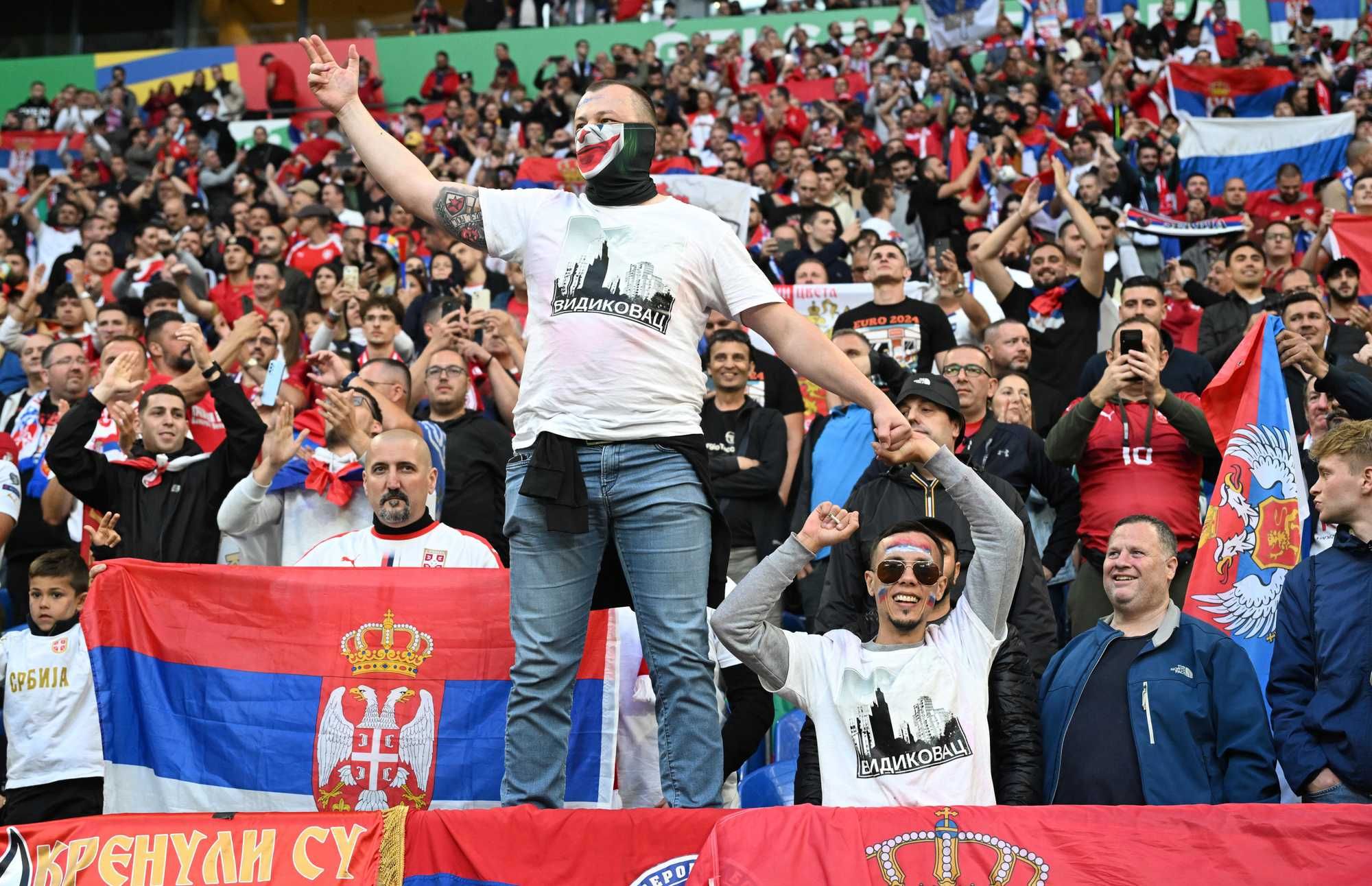 Per i Balcani non sono solo 90 minuti: urlano contro l’Europa che non li vede