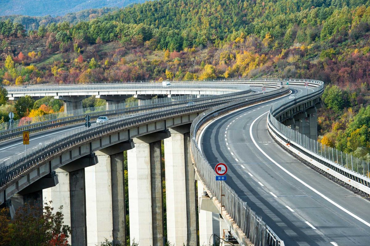 Scarseggiano i carburanti e la ricetta Ue è: «State a casa»