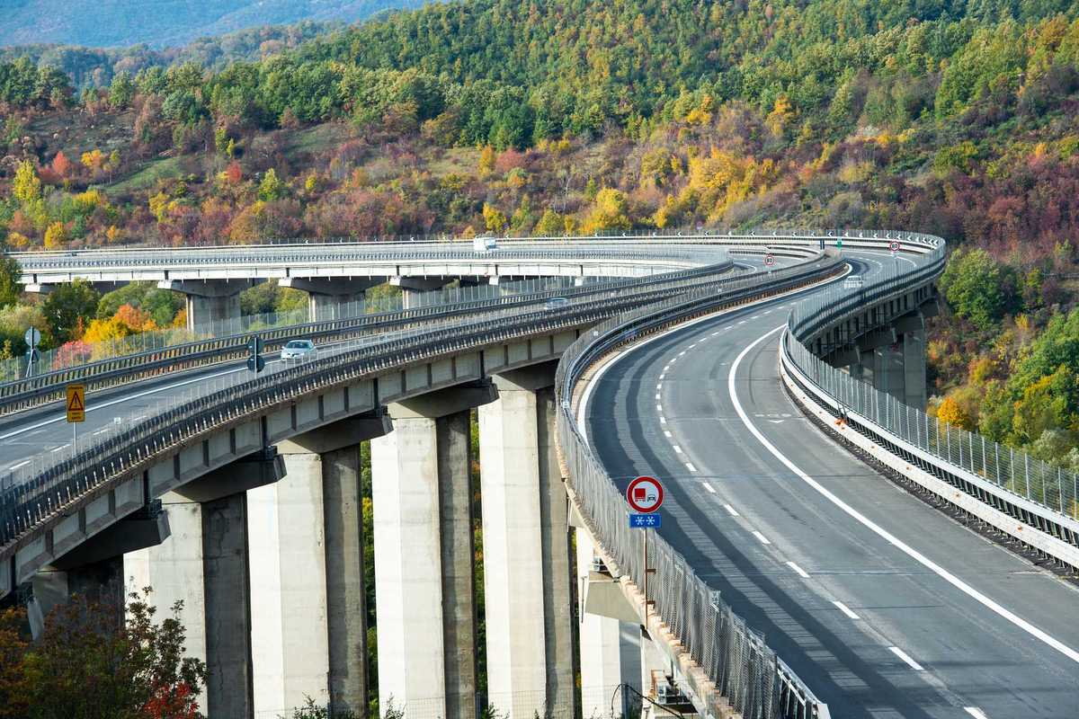 Scarseggiano i carburanti e la ricetta Ue è: «State a casa»