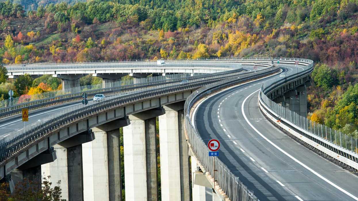 Scarseggiano i carburanti e la ricetta Ue è: «State a casa»