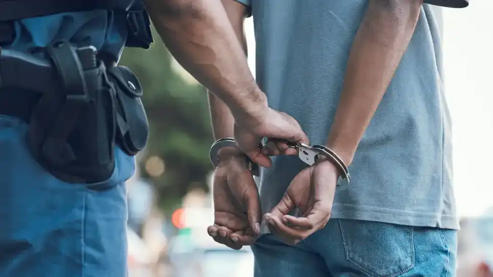 Risbattuto in strada dai medici attivisti. Senegalese sgozzato in una baraccopoli