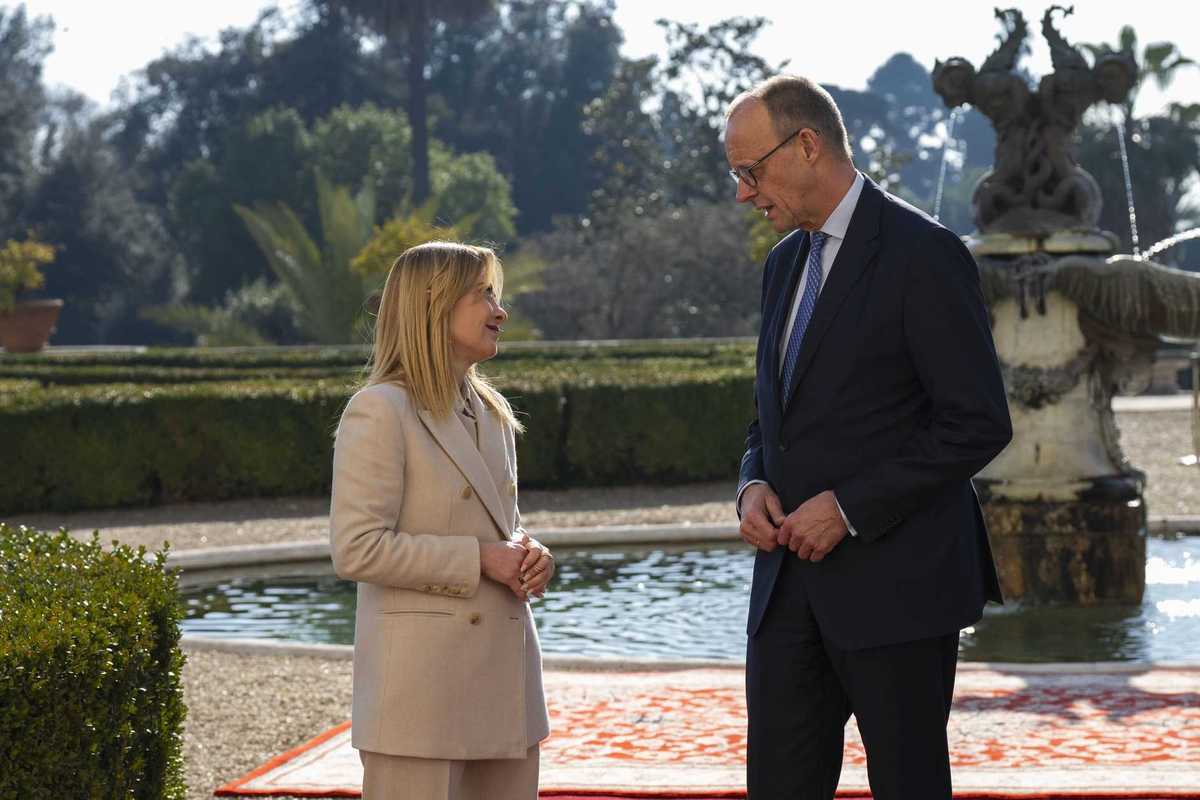 Meloni vola a Parigi dai volenterosi. Merz: missione Hormuz se c’è l’Onu