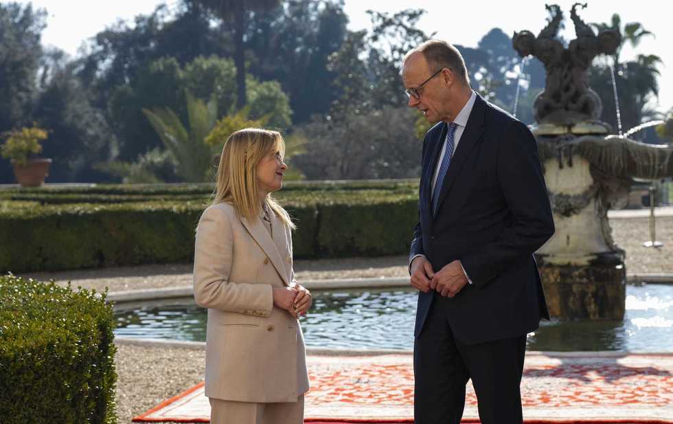 Meloni vola a Parigi dai volenterosi. Merz: missione Hormuz se c’è l’Onu