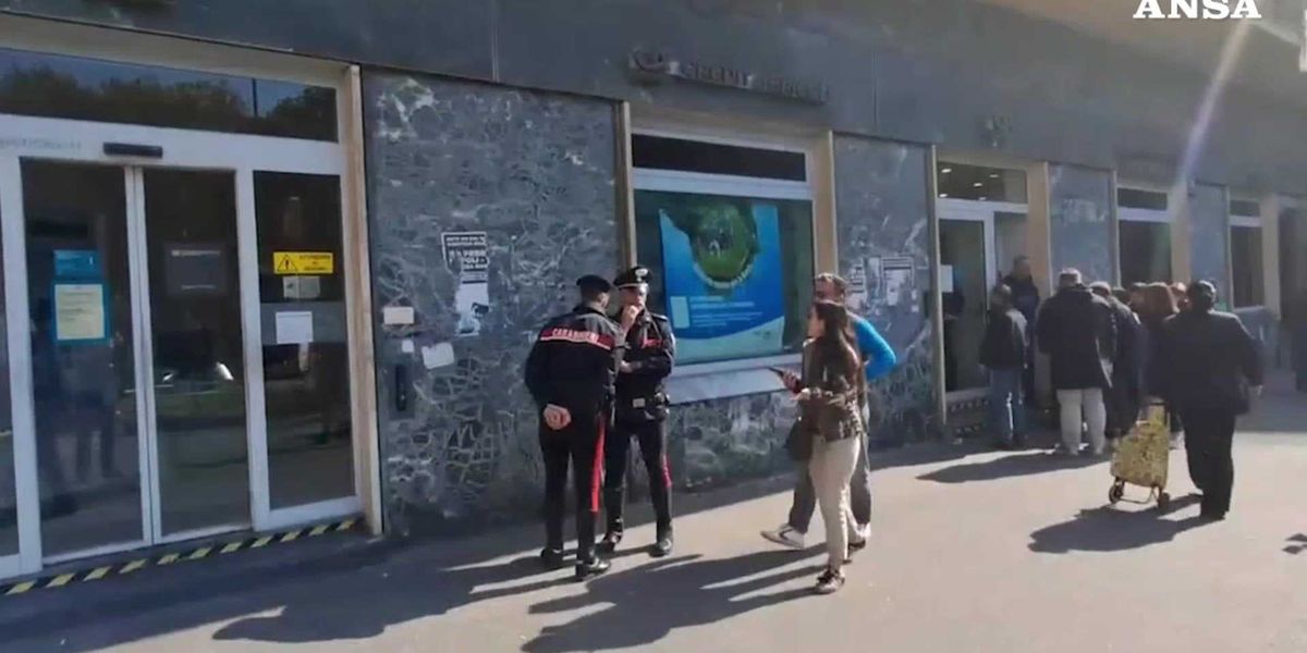 caccia all uomo dopo la rapina con ostaggi in banca a napoli