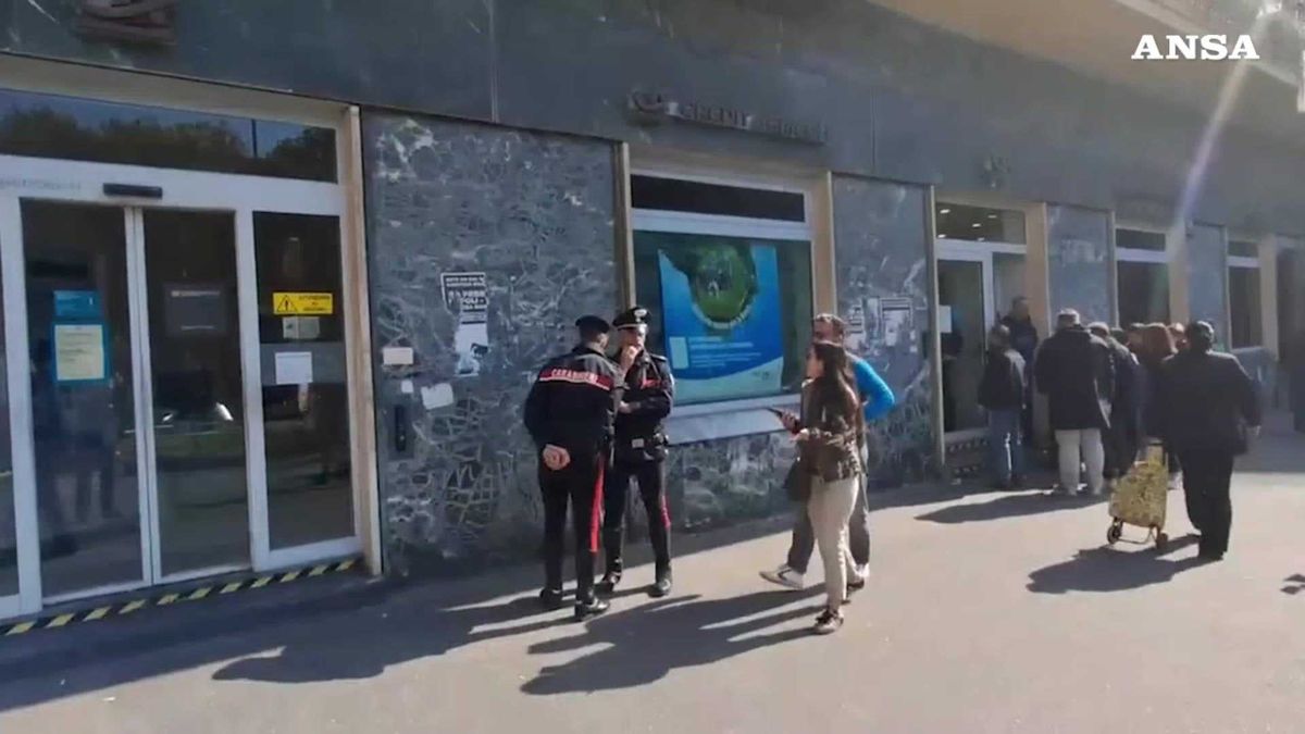 Caccia all'uomo dopo la rapina con ostaggi in banca a Napoli