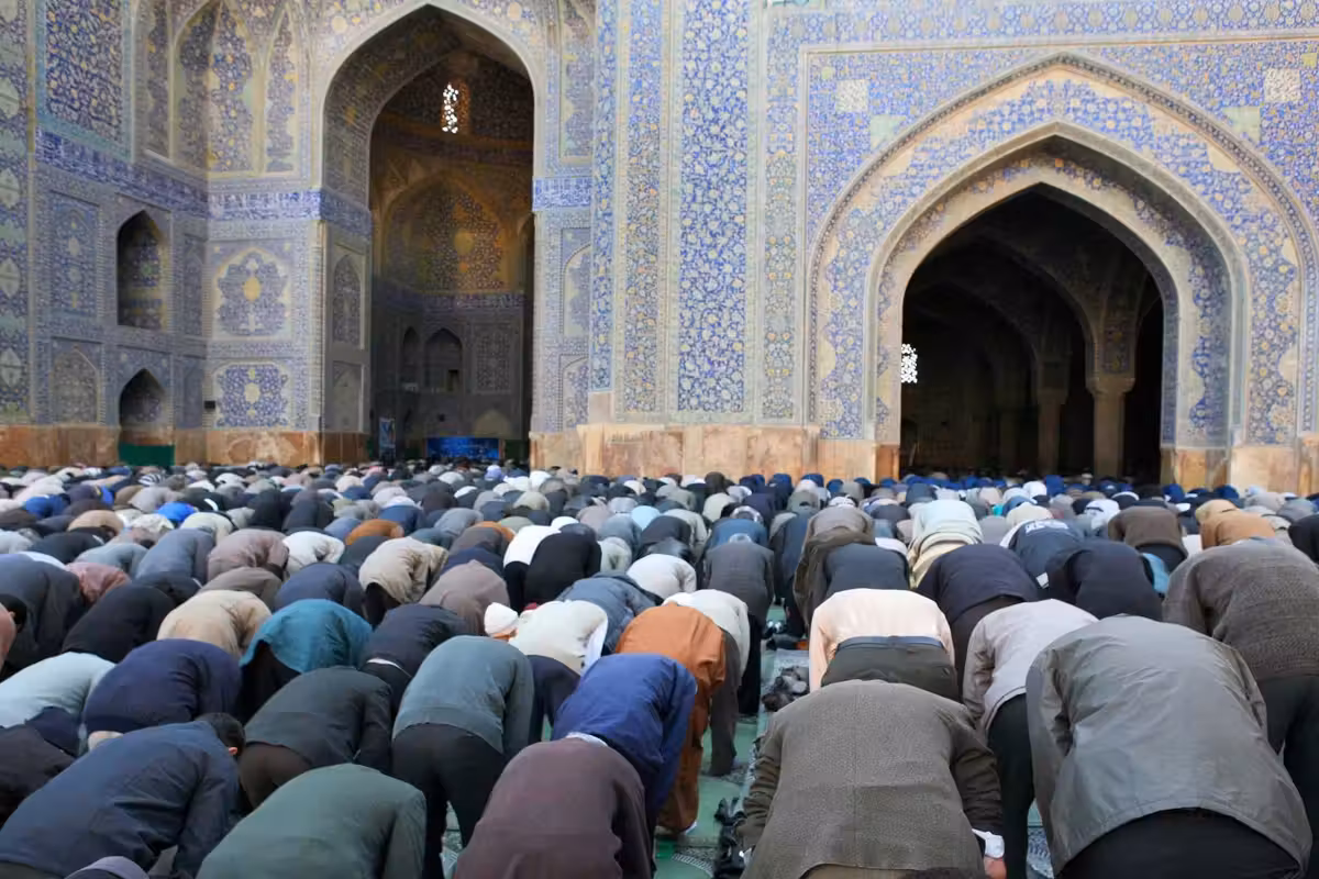 Islamizzazione imposta agli studenti. E l’imam spiega il Corano al vescovo