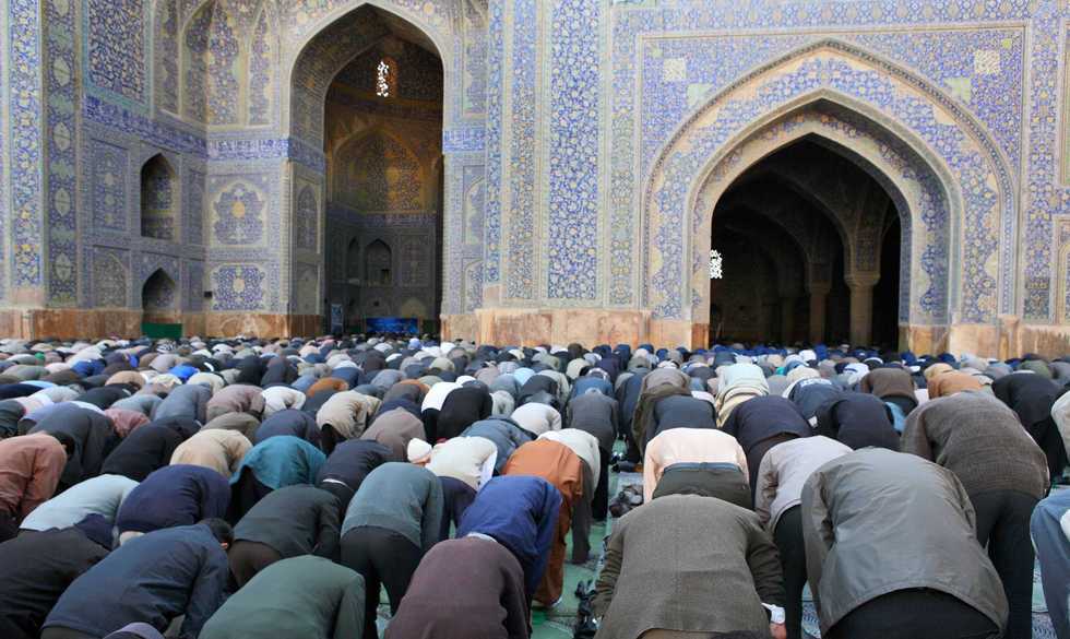 Islamizzazione imposta agli studenti. E l’imam spiega il Corano al vescovo