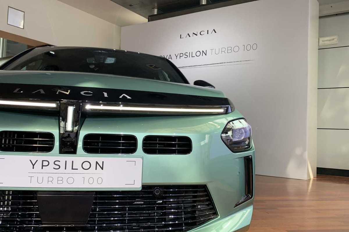 Ypsilon all’antica: benzina e cambio manuale