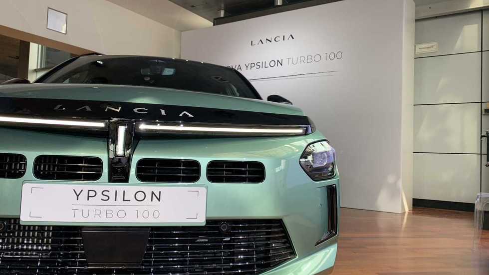 Ypsilon all’antica: benzina e cambio manuale