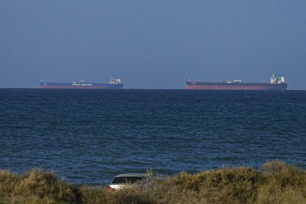 Hormuz nel caos: Trump non lo libera e l’Iran lo richiude