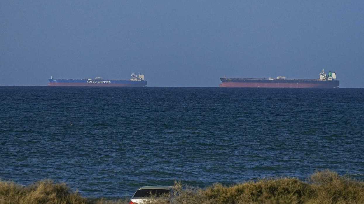 Hormuz nel caos: Trump non lo libera e l’Iran lo richiude