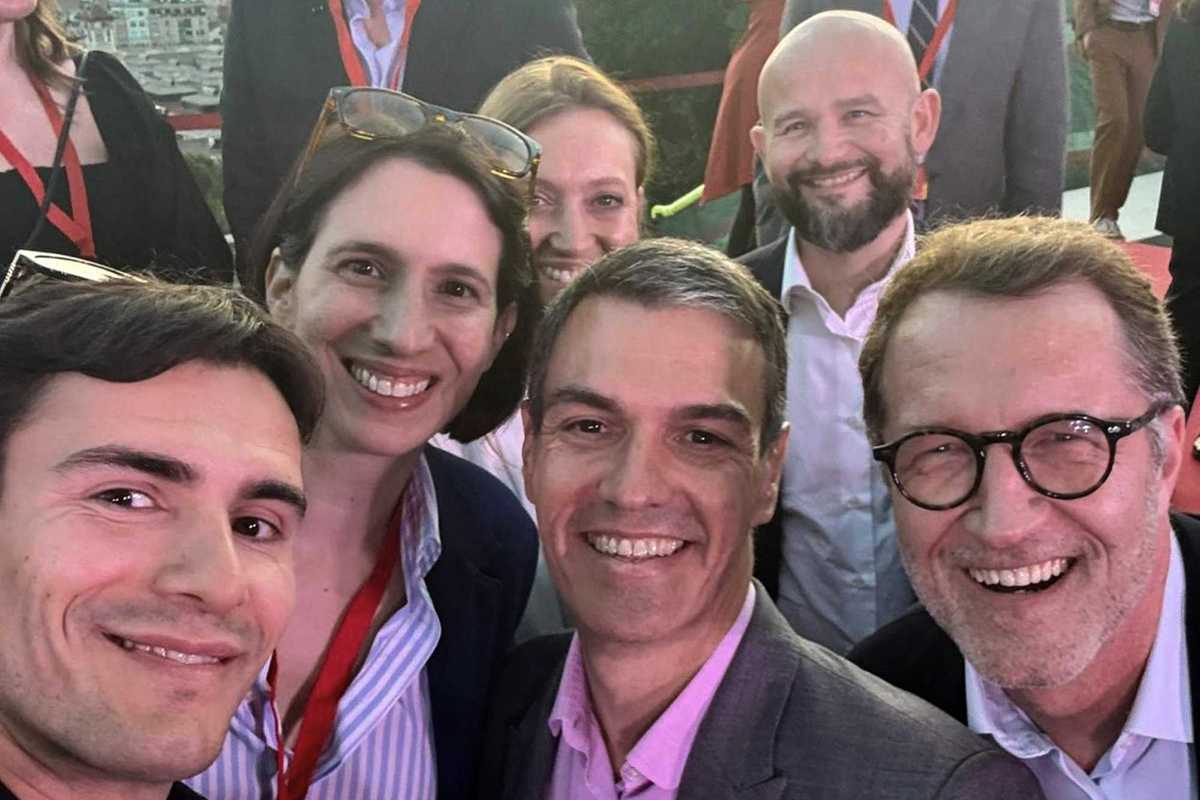 Schlein chiede l’investitura a Sánchez ma sa solo ripetere la ricetta Meloni