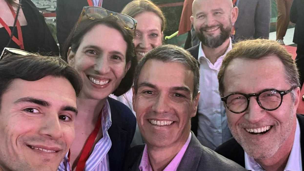 Schlein chiede l’investitura a Sánchez ma sa solo ripetere la ricetta Meloni