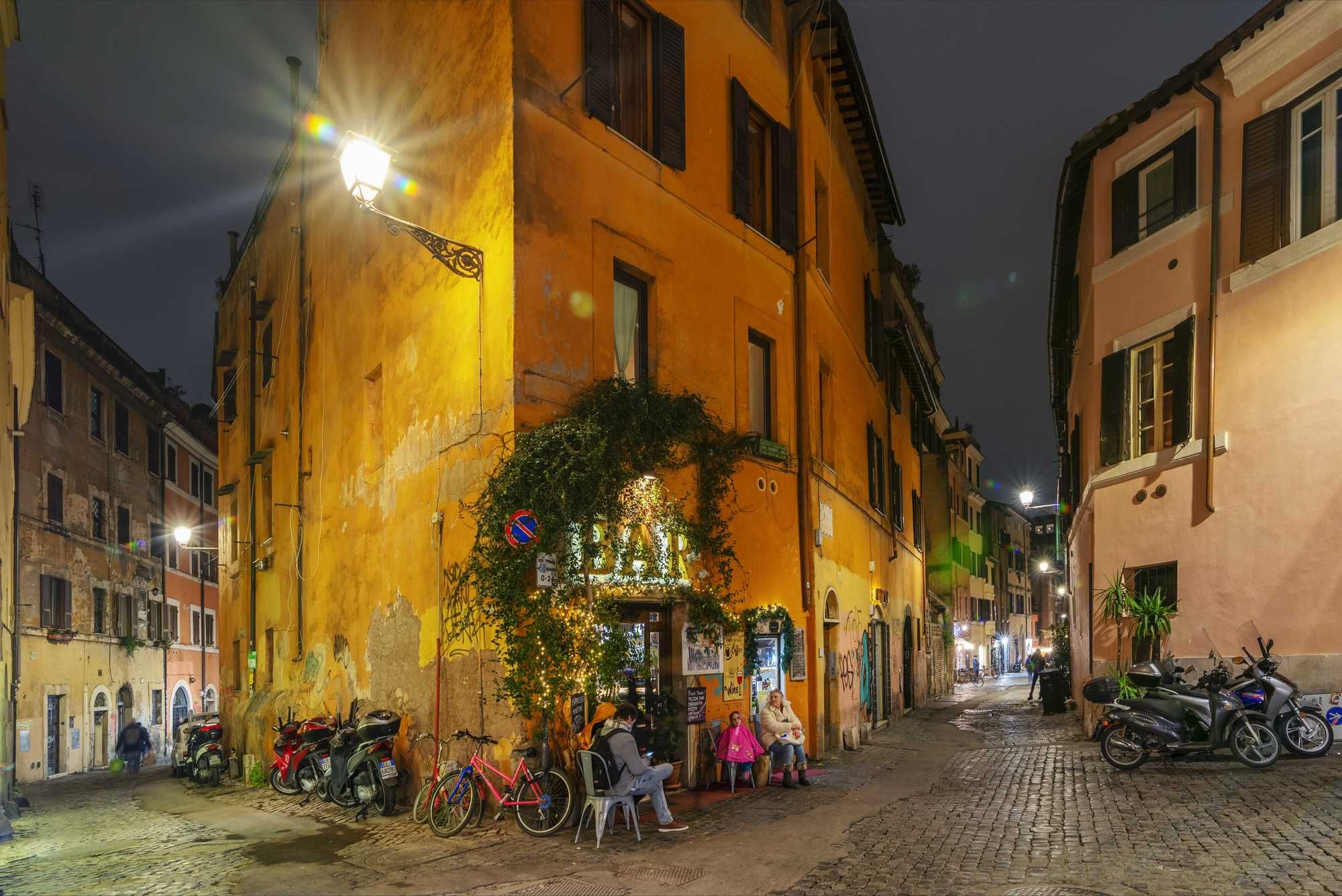Perdersi nel cuore di Trastevere: a spasso tra i vicoli con il naso all’insù