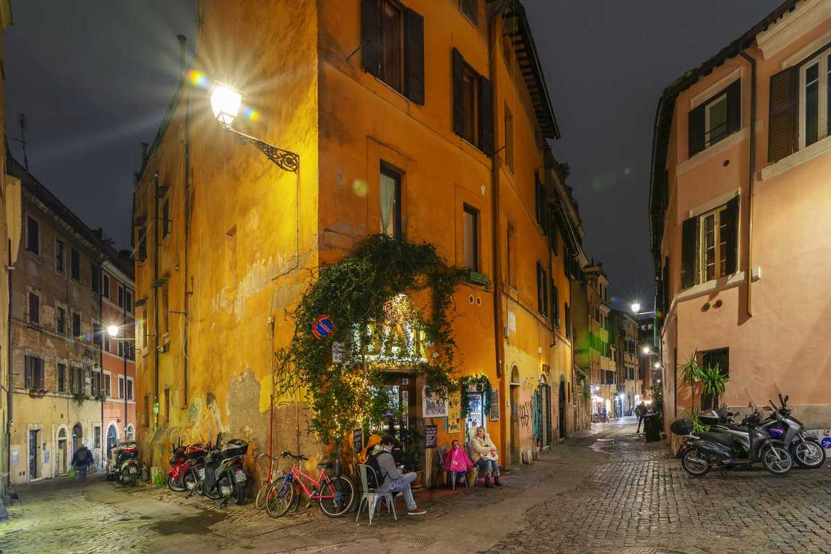 Perdersi nel cuore di Trastevere: a spasso tra i vicoli con il naso all’insù