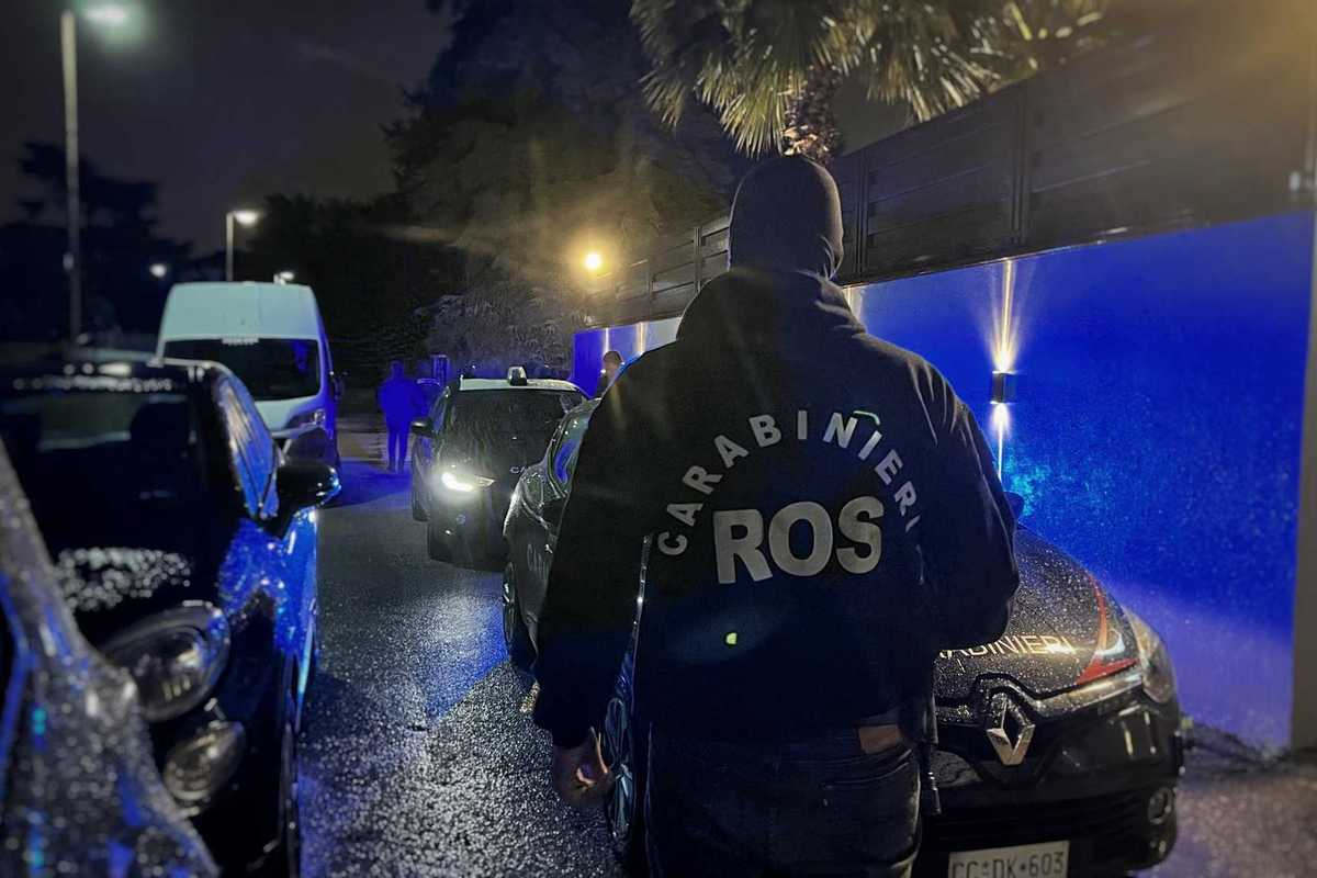 «Prezzi gonfiati per gli acquisti dei servizi segreti». Terremoto sull’ex 007