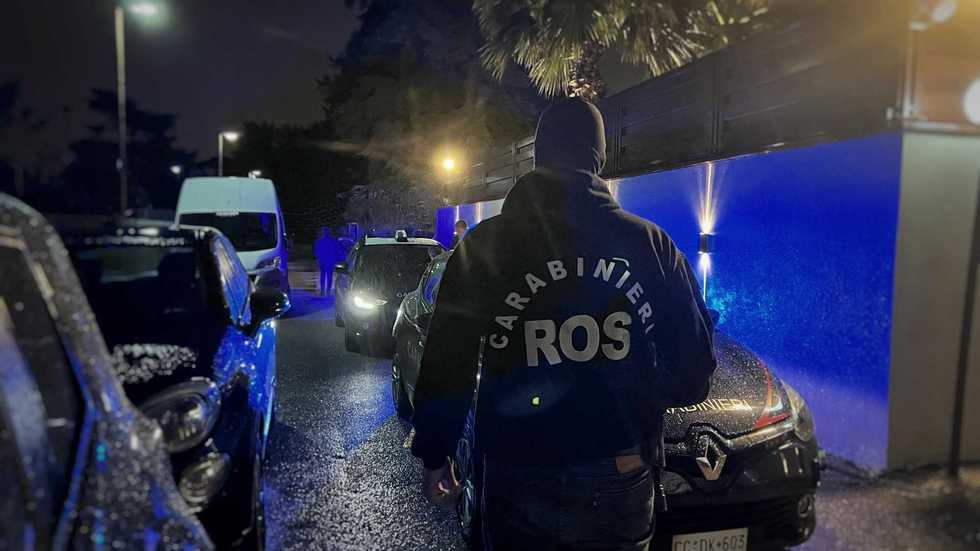 «Prezzi gonfiati per gli acquisti dei servizi segreti». Terremoto sull’ex 007