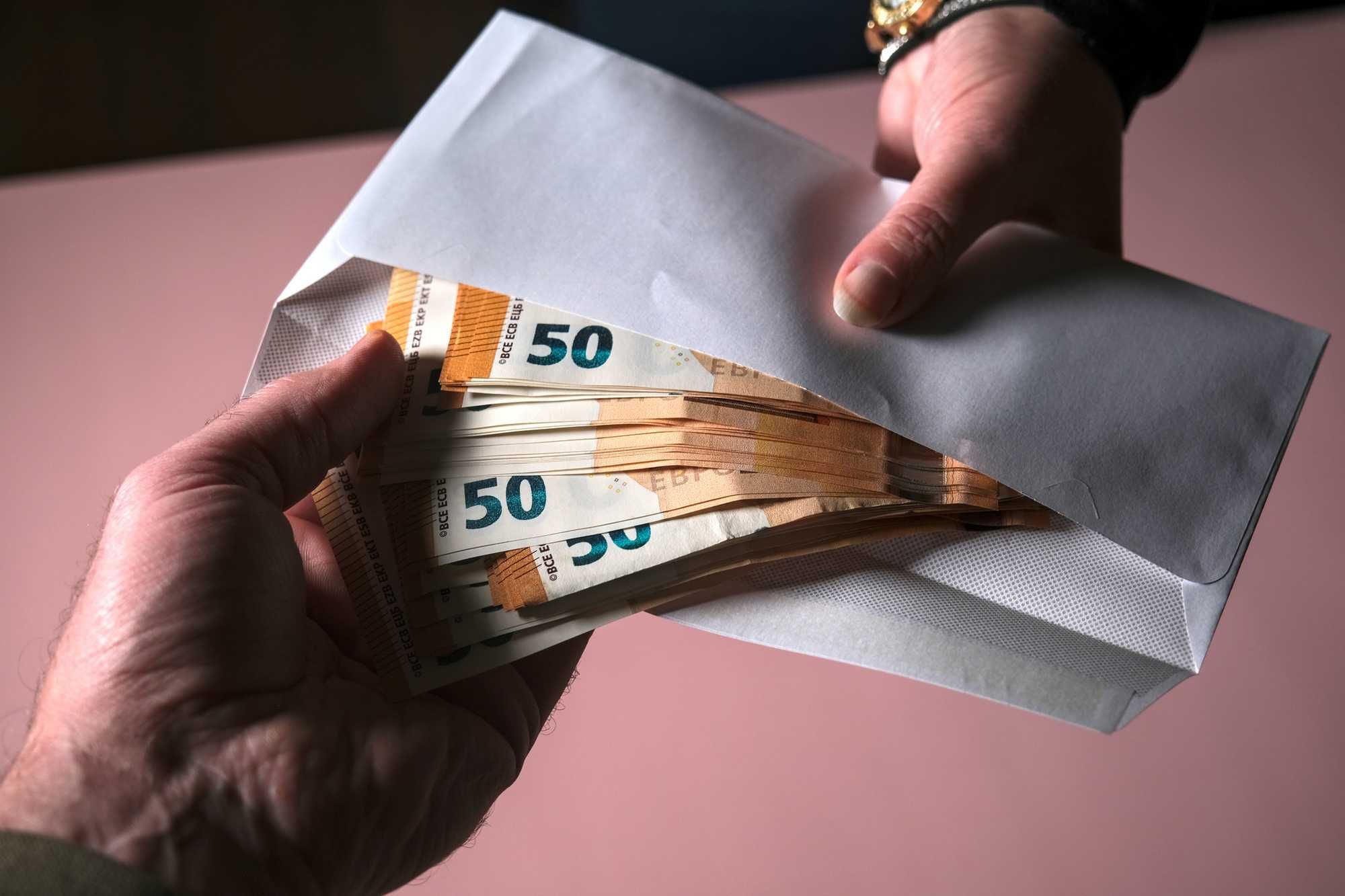 Sesso per i permessi: 119 indagati a Napoli tra extracomunitari e funzionari pubblici