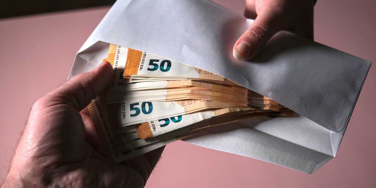 sesso per i permessi 119 indagati a napoli tra extracomunitari e funzionari pubblici