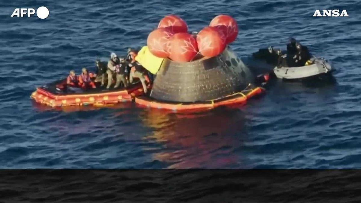 Artemis II, ammaraggio riuscito: Orion rientra dopo il sorvolo della Luna