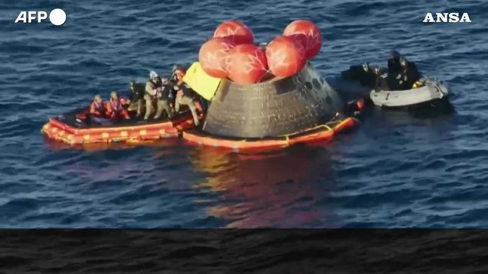 Artemis II, ammaraggio riuscito: Orion rientra dopo il sorvolo della Luna