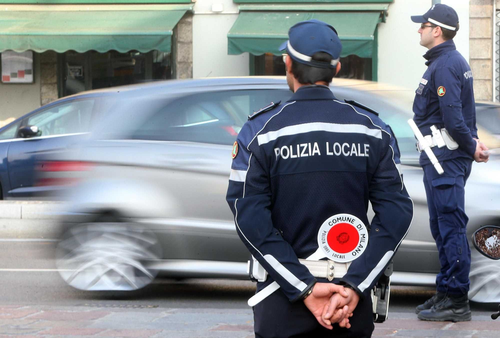 Milano ormai è un far west e ai vigili serve il taser: Sala li preferisce disarmati
