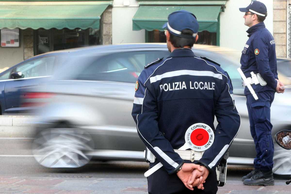 Milano ormai è un far west e ai vigili serve il taser: Sala li preferisce disarmati