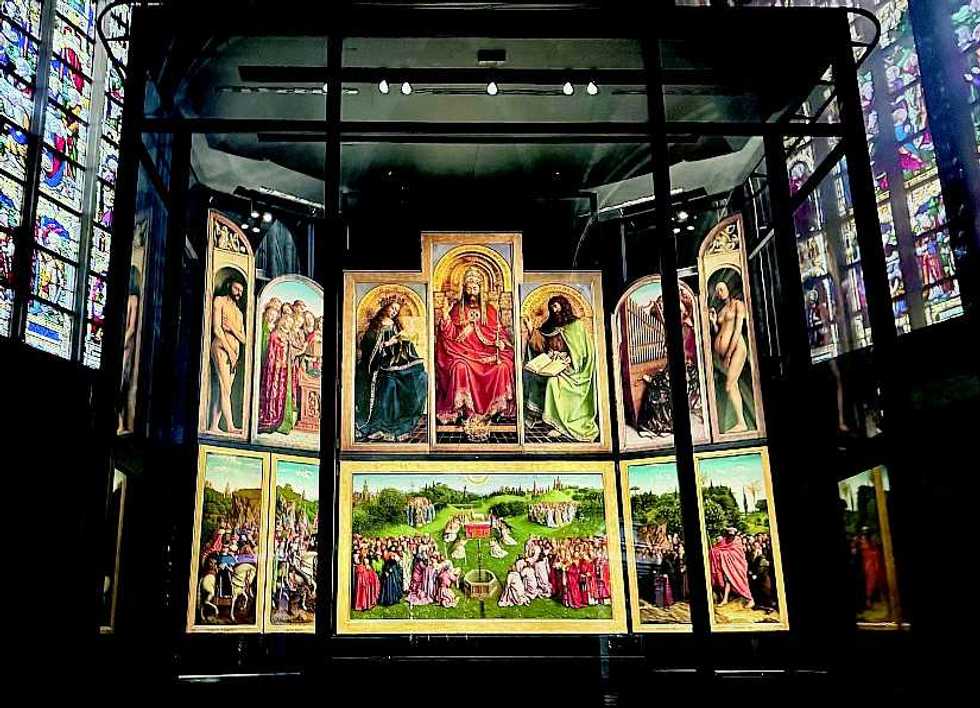 A Gent, nelle Fiandre, capolavoro assoluto è l’Agnello Mistico da poco restaurato