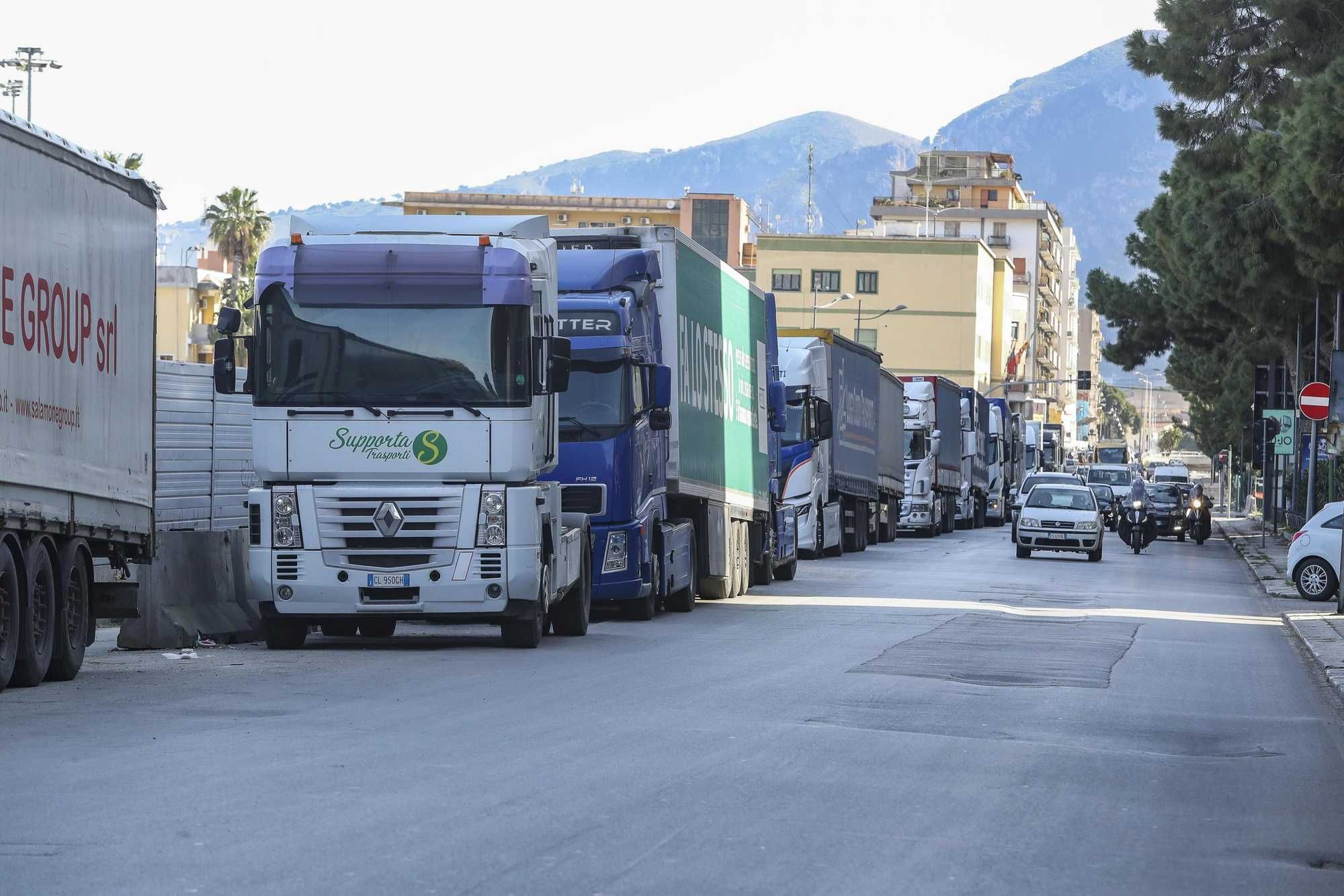 Merci ferme nei porti della Sicilia. Scatta l’allarme farmaci per l’estate