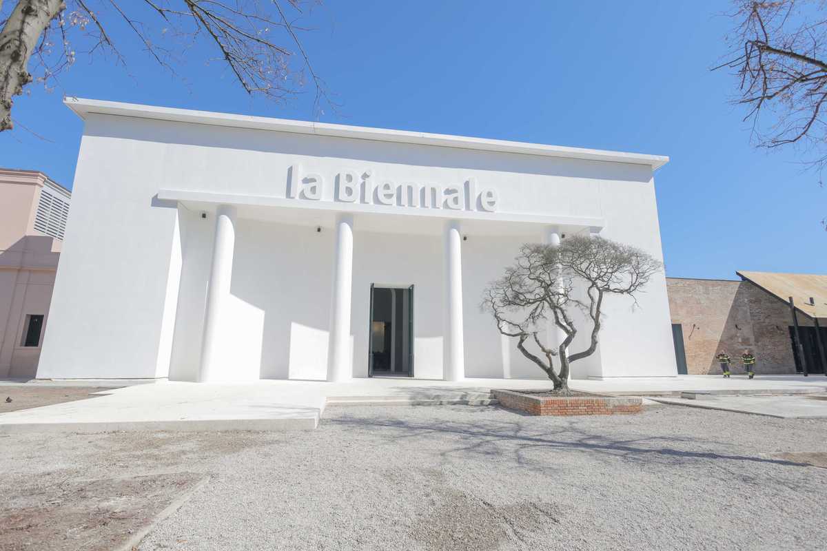 La Lettonia incita l’Europa russofoba: «Vietare a Mosca la vetrina Biennale»