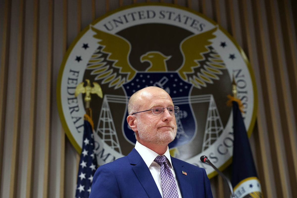 FCC-Vorsitzender wegen „rechtswidrigen“ Plans zur Vergabe öffentlicher ...