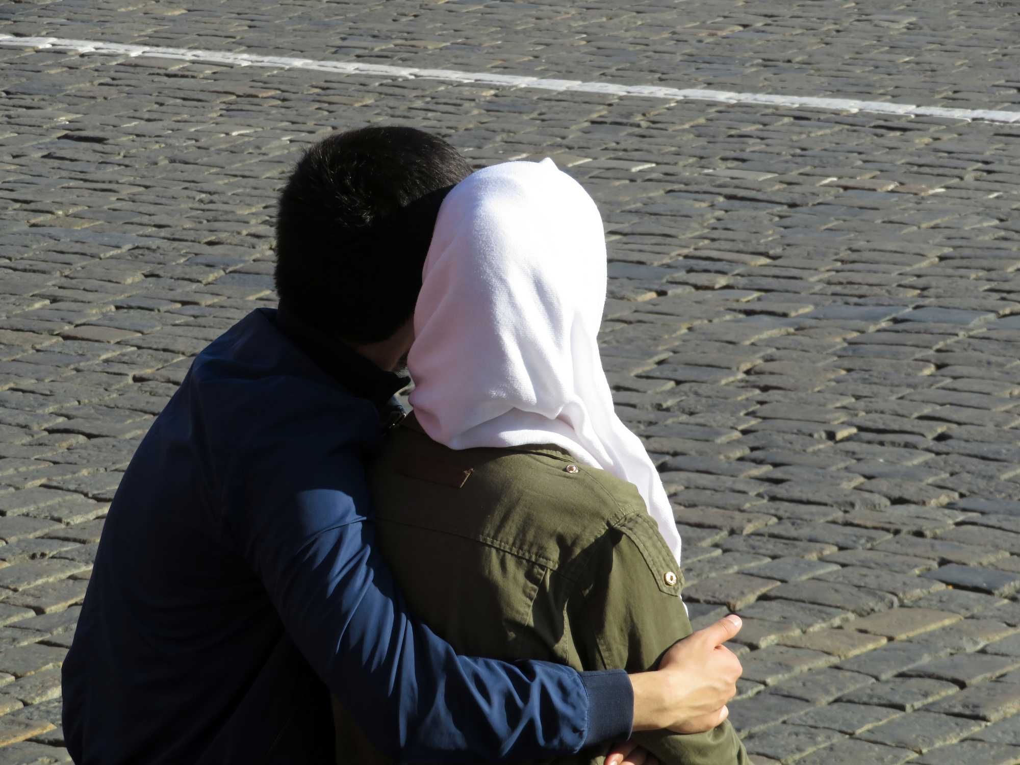 Nozze false con un’estranea per il permesso