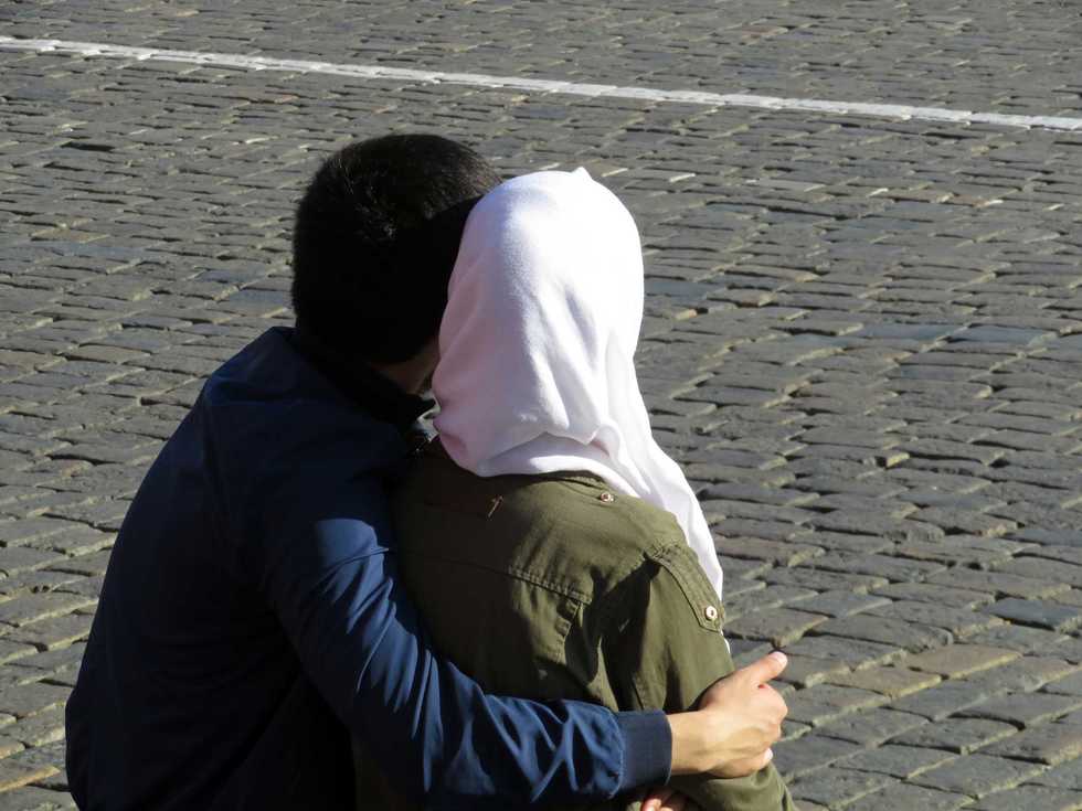 Nozze false con un’estranea per il permesso