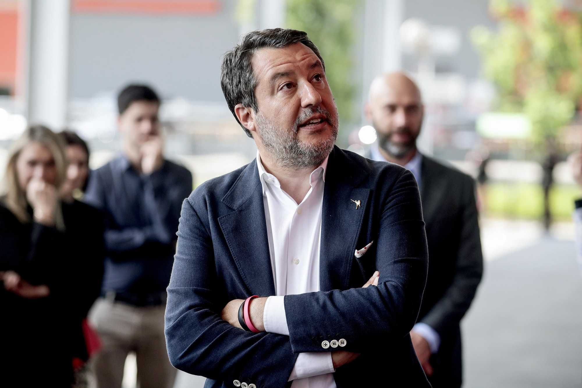 Salvini estende l’allarme al bitume: «Aumentato del 70%, cantieri fermi»