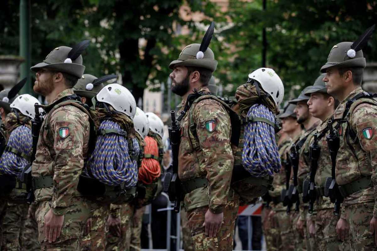 La sinistra spara sugli Alpini: «Sporcano»