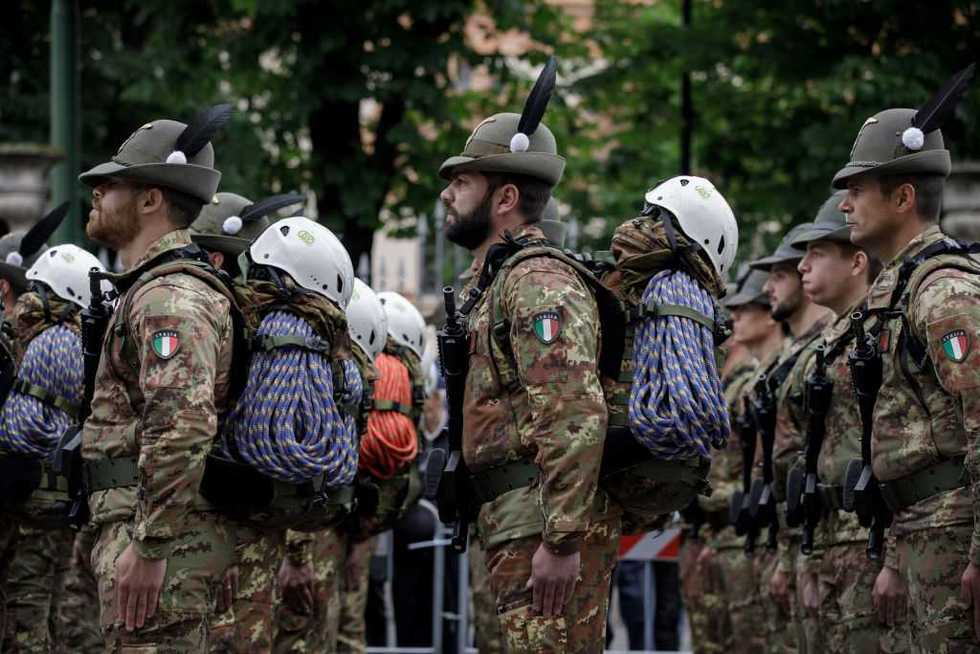 La sinistra spara sugli Alpini: «Sporcano»