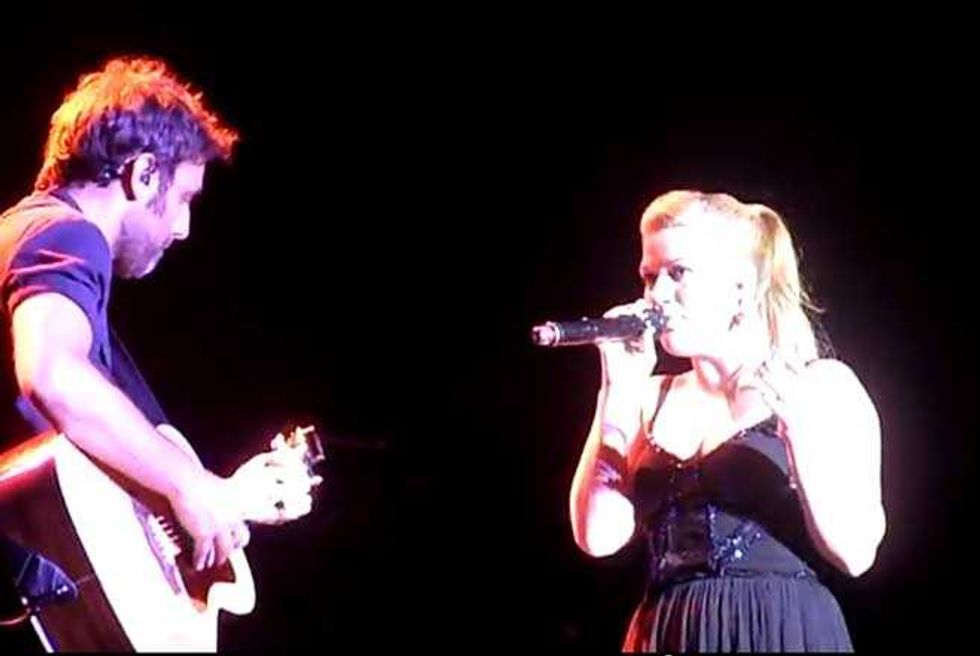 Kelly Clarkson Covers the Super-Confusing "Call Me Maybe"