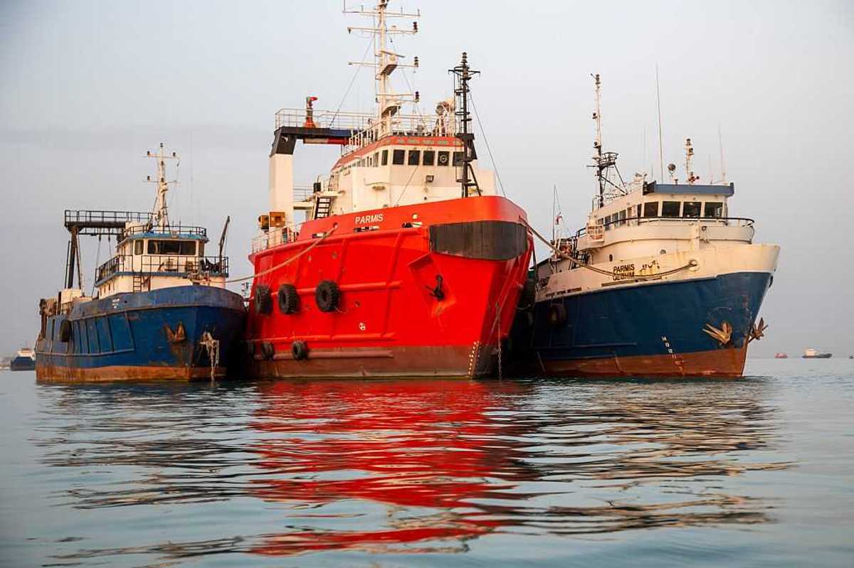 Hormuz, l’Iran incassa i primi pedaggi. Trump: «Affonderemo le posamine»