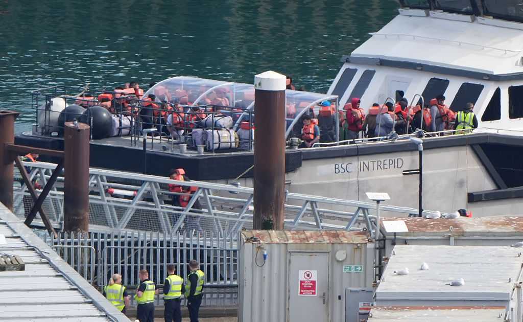 Francia e Regno Unito fanno il prezzo. Bloccare i barconi costa 760 milioni