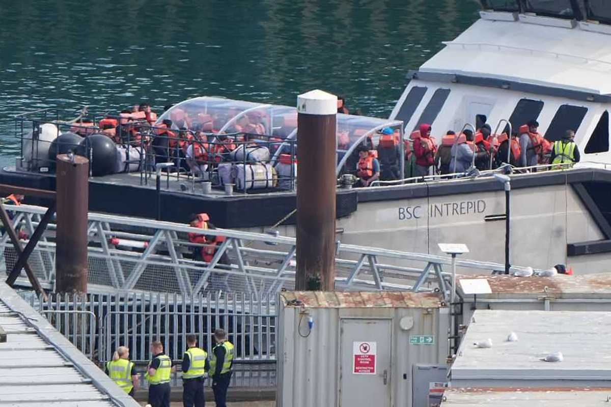 Francia e Regno Unito fanno il prezzo. Bloccare i barconi costa 760 milioni