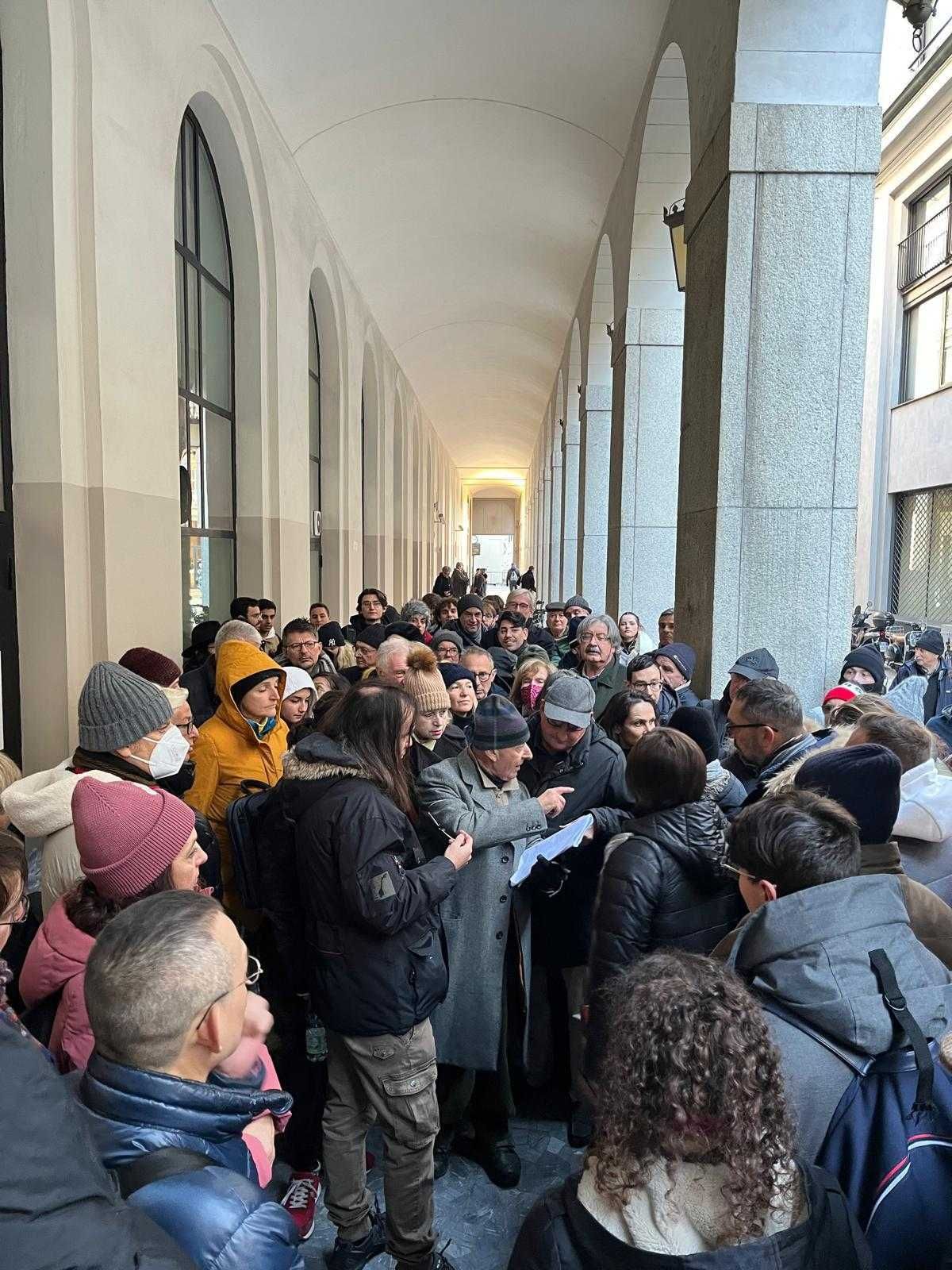Il grido dei loggionisti della Scala: «Giù le mani dal rito della coda»