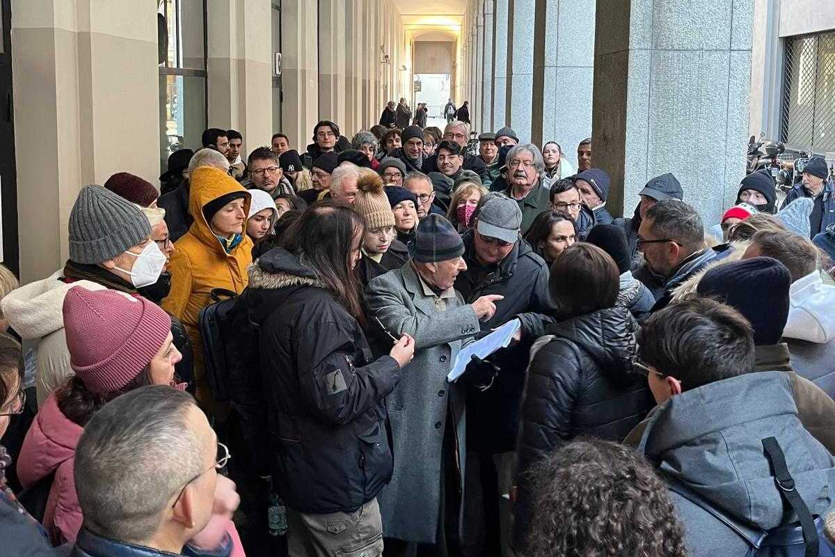 Il grido dei loggionisti della Scala: «Giù le mani dal rito della coda»